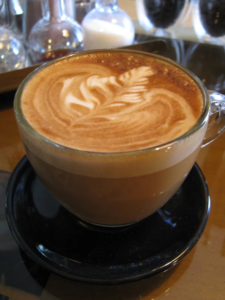 Taza de café con arte latte recién preparado