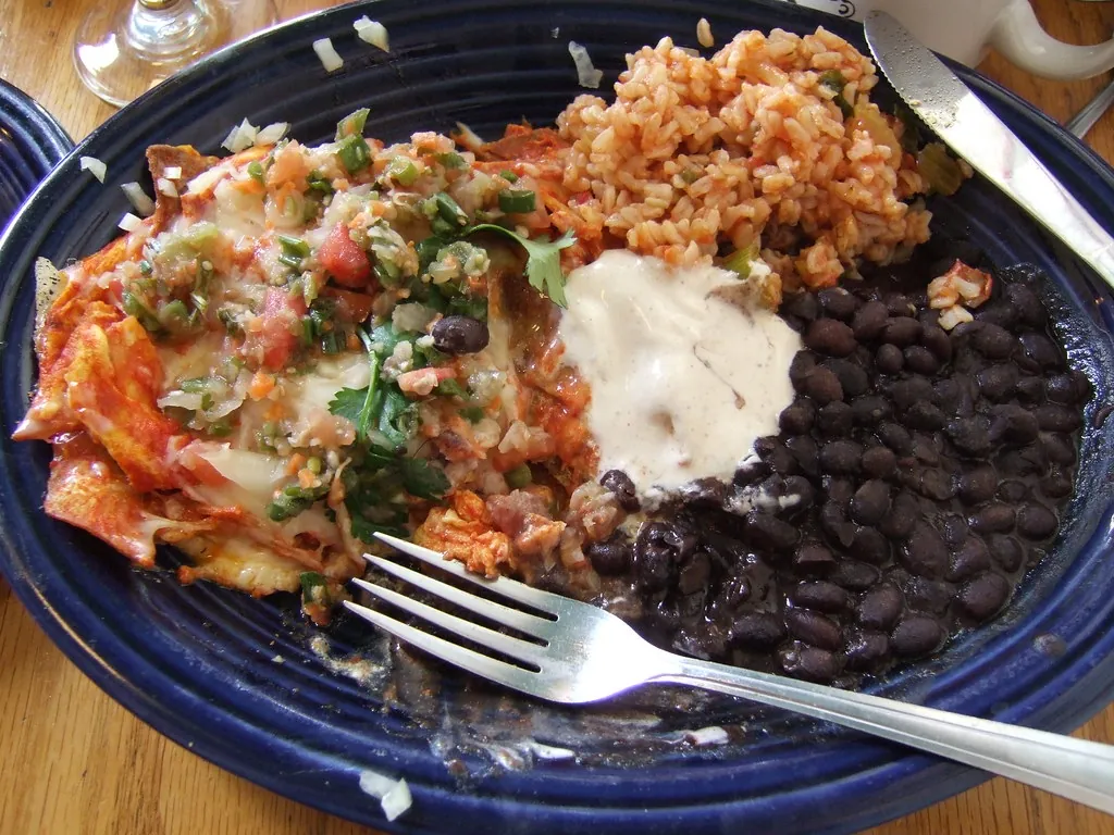 Plato casero de chilaquiles con salsa y queso, similar a nuestro Chilabowl