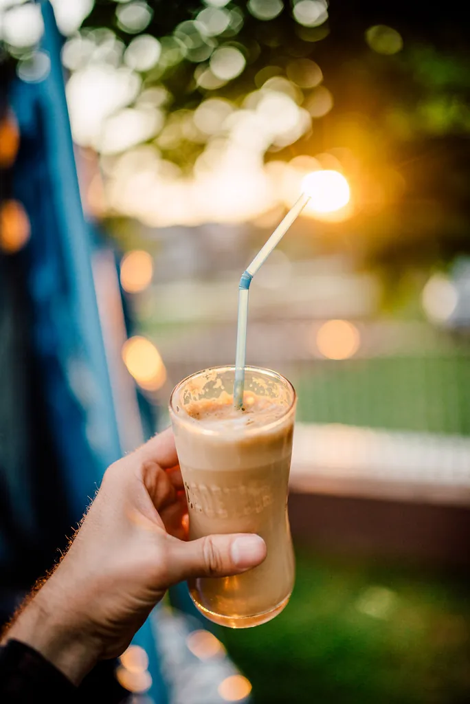 Bebida fría de café al atardecer